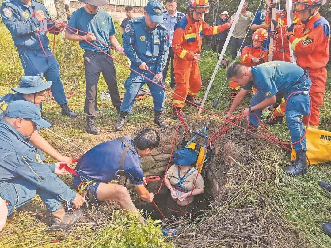 泉州坠井女子“54小时噩梦”：几条蛇爬身上<strong></p>
<p>黄金</strong>，双侧肋骨骨折！绝望时靠一个信念坚持活下来……