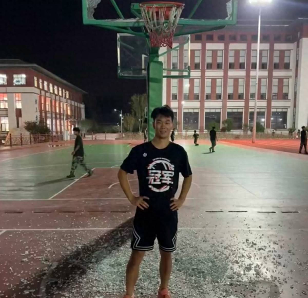 郑州178厘米大学生扣碎篮板<strong></p>
<p>黄金</strong>，校方：说明弹跳力好！学校出资购买新篮板，已安装好