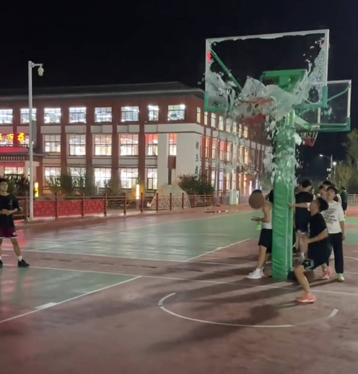 郑州178厘米大学生扣碎篮板<strong></p>
<p>黄金</strong>，校方：说明弹跳力好！学校出资购买新篮板，已安装好