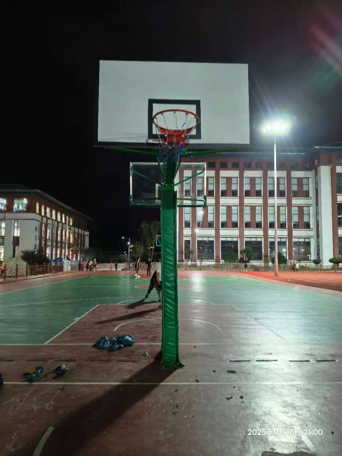 郑州178厘米大学生扣碎篮板<strong></p>
<p>黄金</strong>，校方：说明弹跳力好！学校出资购买新篮板，已安装好