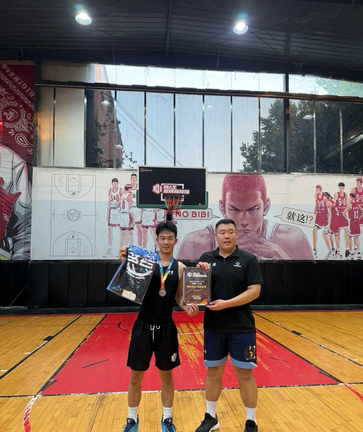 郑州178厘米大学生扣碎篮板<strong></p>
<p>黄金</strong>，校方：说明弹跳力好！学校出资购买新篮板，已安装好