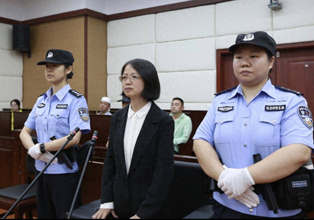 女厅官当场认罪！对省委原书记妻子唯命是从<strong></p>
<p>黄金</strong>，花850万装修别墅