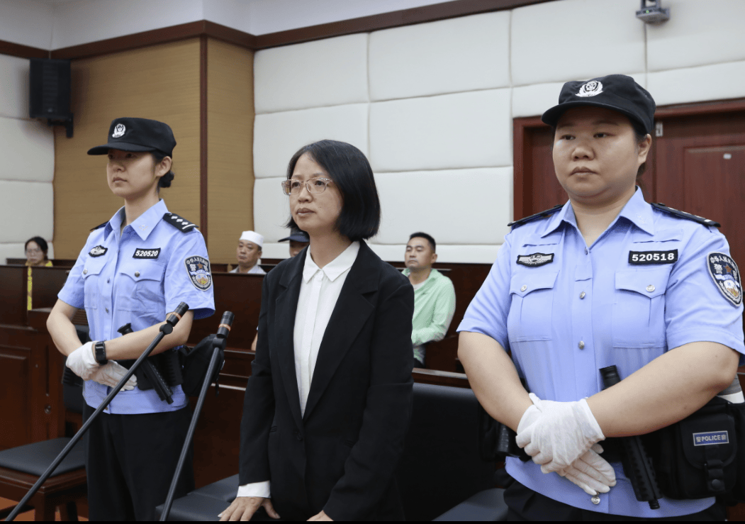 敛财5448万元<strong></p>
<p>黄金</strong>，女厅官杨慧当庭认罪！“为了一栋别墅，把努力大半生的政治生命和人身自由全赔进去了”