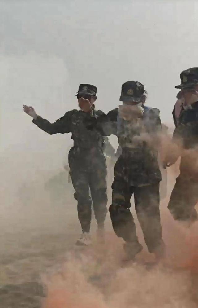 塔里木大学军训真硬核！8400余名新生分批穿越沙漠<strong></p>
<p>黄金</strong>，匍匐前进、沙漠拉烟，堪比“沙场点兵”大片