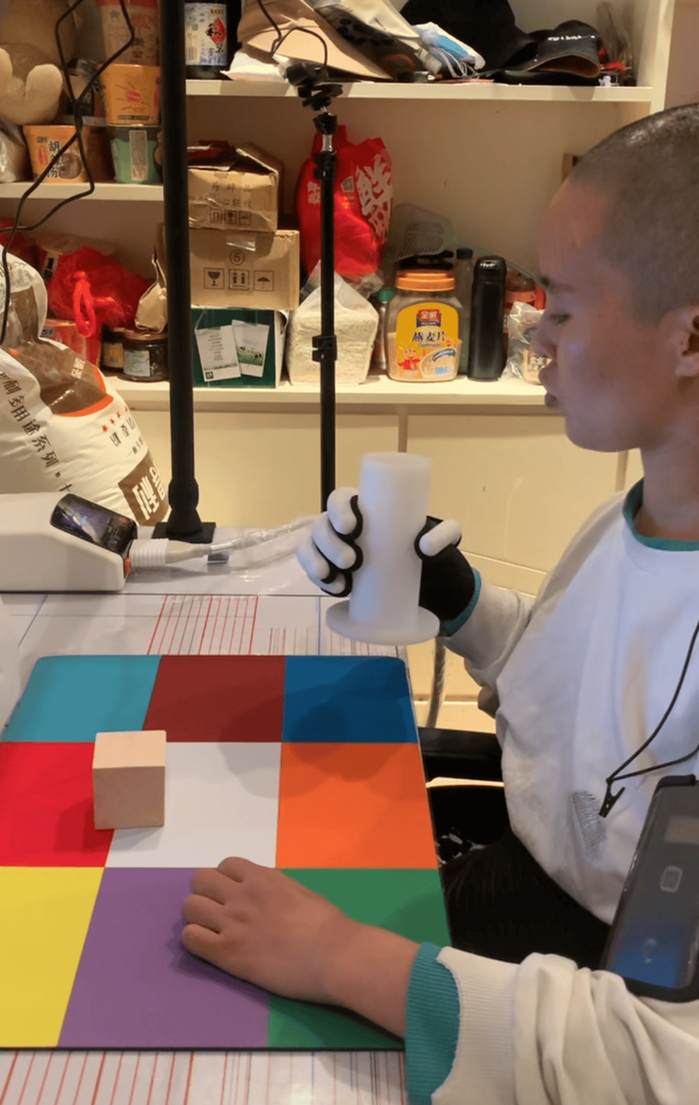 女子因车祸全身瘫痪6年仅嘴眼能动<strong></p>
<p>原油</strong>，接受脑机接口手术后通过意念抓取物品！当事人讲述