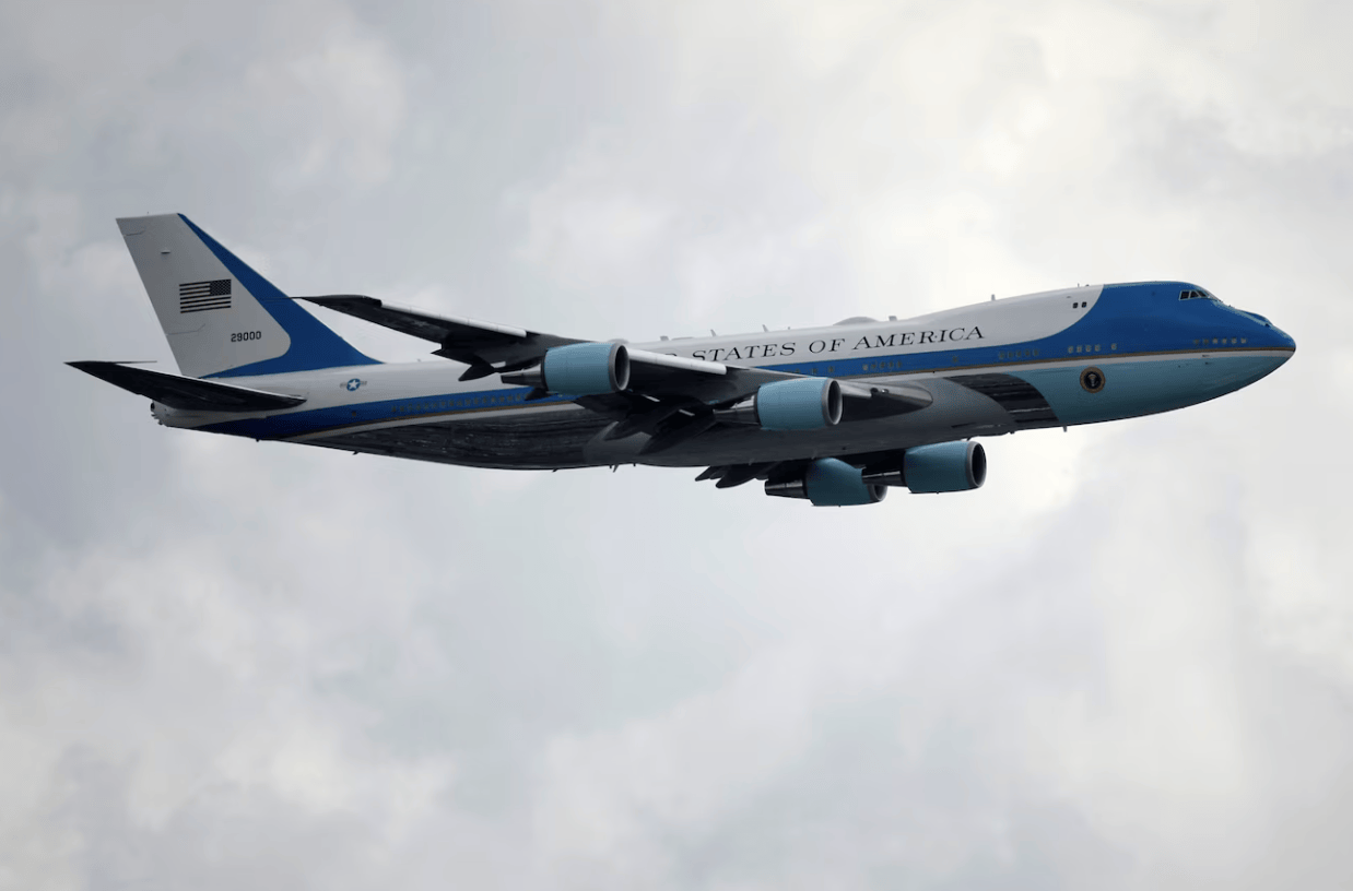 飞行员疑走神<strong></p>
<p>原油最新新闻</strong>，美客机惊险逼近特朗普专机 空管怒吼警告：别碰iPad了！