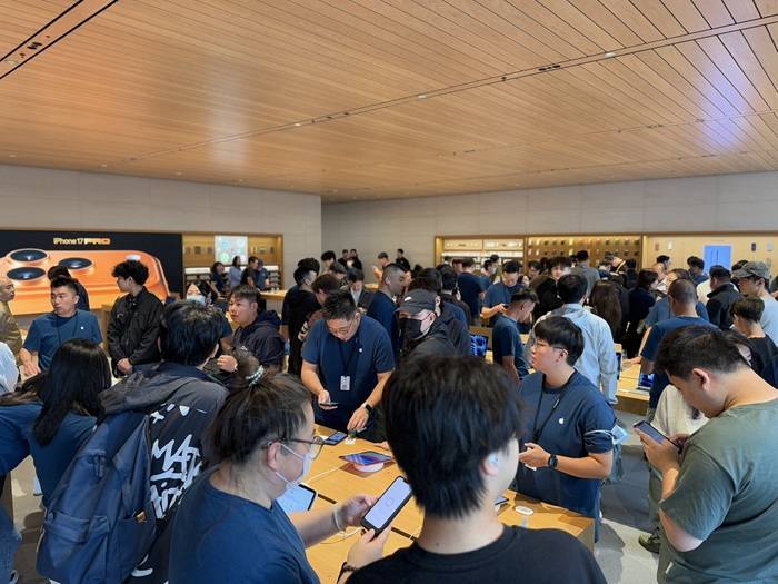 iPhone 17正式开售<strong></p>
<p>原油最新新闻</strong>，橙色Pro Max黄牛最高加价1500元