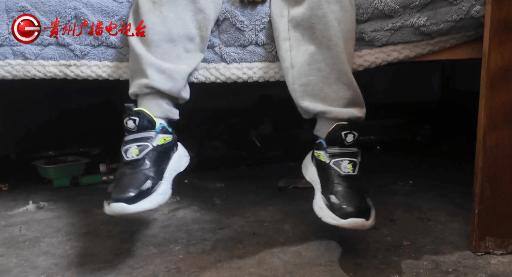 心酸！12岁男孩“独居”贵阳一安置房内<strong></p>
<p>原油最新新闻</strong>，父亲回应：迫于无奈，因为……