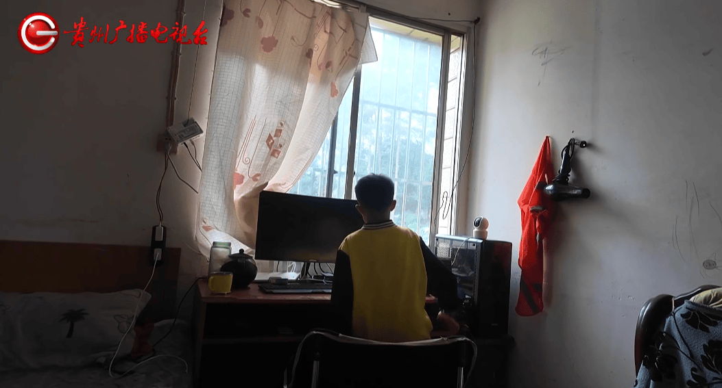 心酸！12岁男孩“独居”贵阳一安置房内<strong></p>
<p>原油最新新闻</strong>，父亲回应：迫于无奈，因为……
