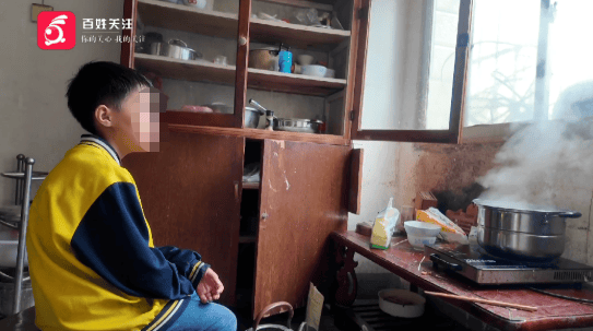 心酸！12岁男孩“独居”贵阳一安置房内<strong></p>
<p>原油最新新闻</strong>，父亲回应：迫于无奈，因为……