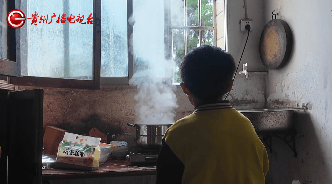 心酸！12岁男孩“独居”贵阳一安置房内<strong></p>
<p>原油最新新闻</strong>，父亲回应：迫于无奈，因为……