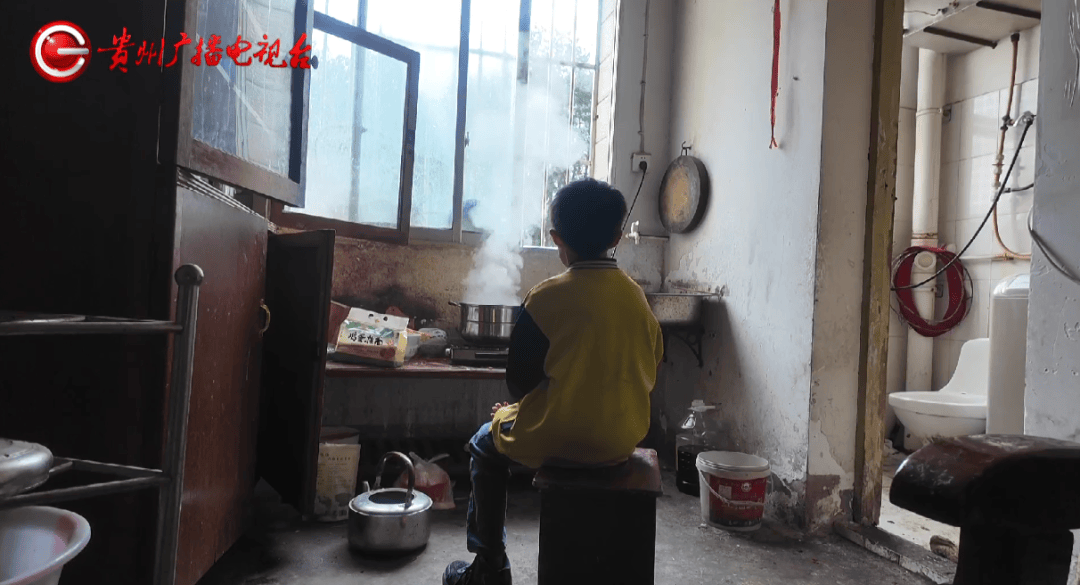 心酸！12岁男孩“独居”贵阳一安置房内<strong></p>
<p>原油最新新闻</strong>，父亲回应：迫于无奈，因为……