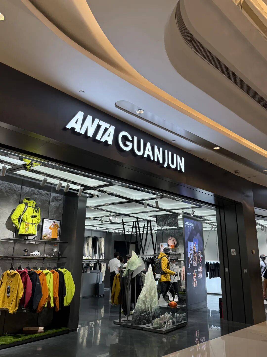 消费者开始退货<strong></p>
<p>原油任务</strong>！始祖鸟又被曝海内外道歉内容不一致