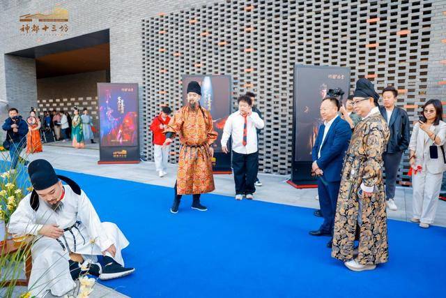 “新神都”来了<strong></p>
<p>原油任务</strong>！洛阳神都十三坊品牌发布会戏剧化开幕