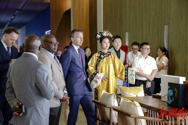 数字之光点亮海丝文明传承路<strong></p>
<p>原油任务</strong>，和成天下助力海丝数字艺术公益展