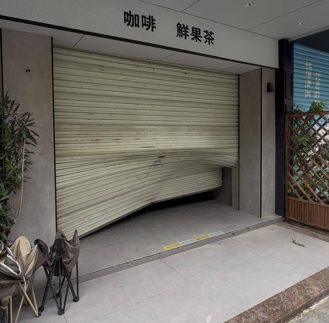 台风天珠海一司机驾越野车造浪冲破多家店玻璃<strong></p>
<p>阳春房产资讯网</strong>，警方：行拘10日！