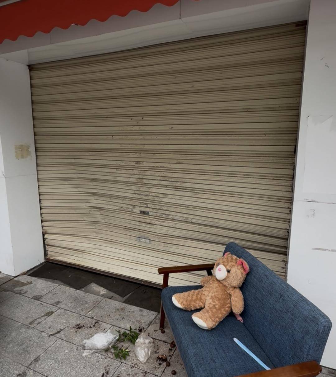 台风天珠海一司机驾越野车造浪冲破多家店玻璃<strong></p>
<p>阳春房产资讯网</strong>，警方：行拘10日！