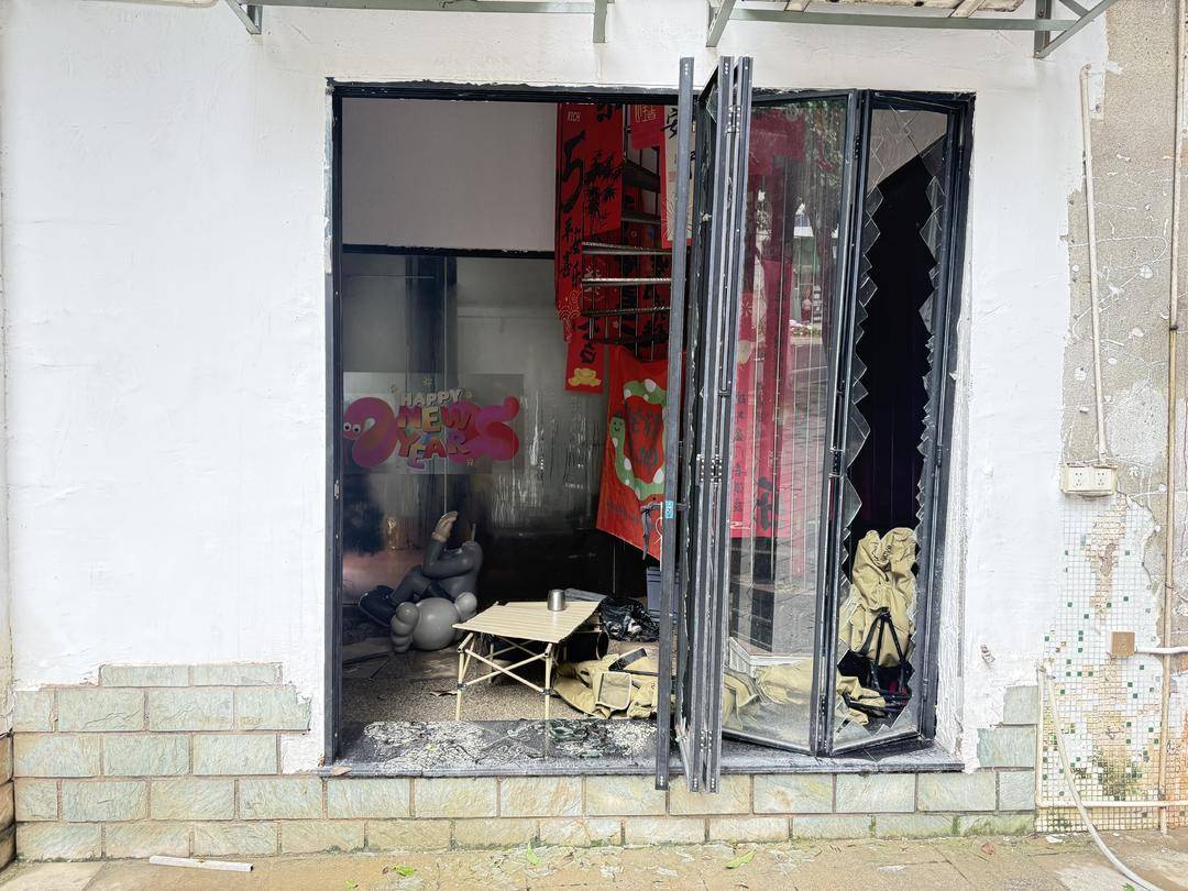 台风天珠海一司机驾越野车造浪冲破多家店玻璃<strong></p>
<p>阳春房产资讯网</strong>，警方：行拘10日！