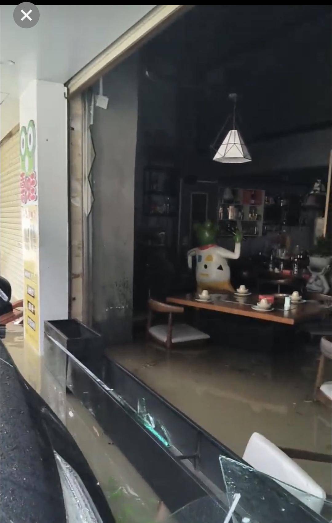 台风天珠海一司机驾越野车造浪冲破多家店玻璃<strong></p>
<p>阳春房产资讯网</strong>，警方：行拘10日！