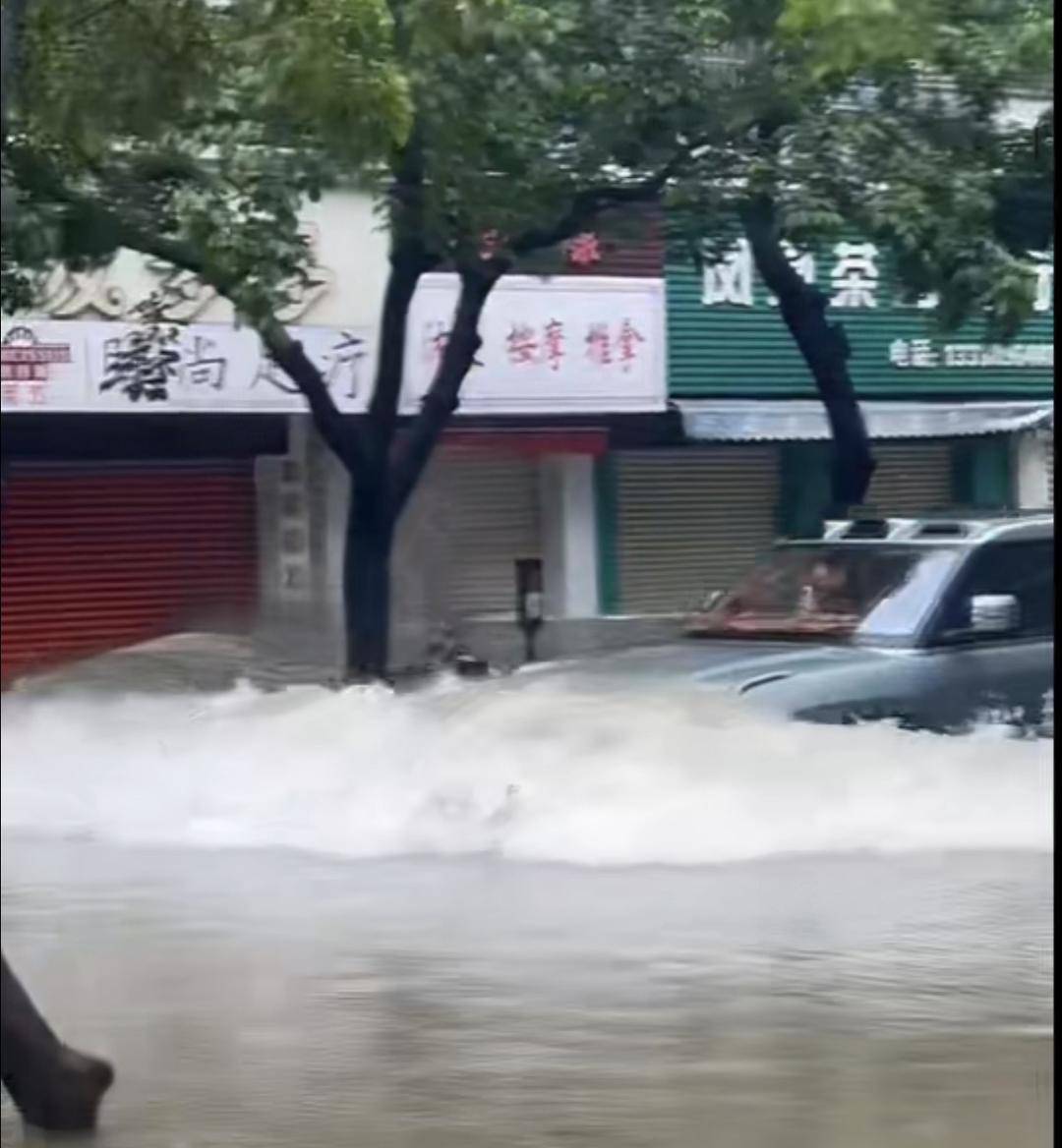 台风天珠海一司机驾越野车造浪冲破多家店玻璃<strong></p>
<p>阳春房产资讯网</strong>，警方：行拘10日！