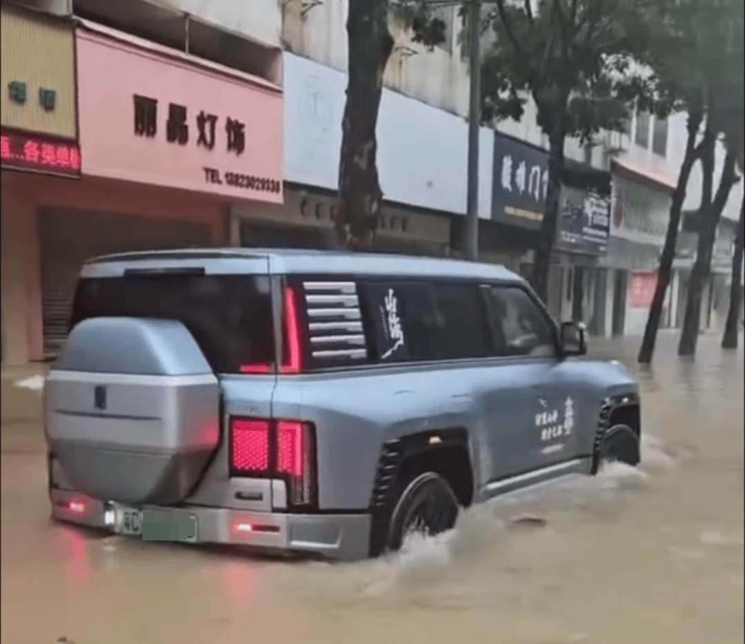 台风天珠海一司机驾越野车造浪冲破多家店玻璃<strong></p>
<p>阳春房产资讯网</strong>，警方：行拘10日！