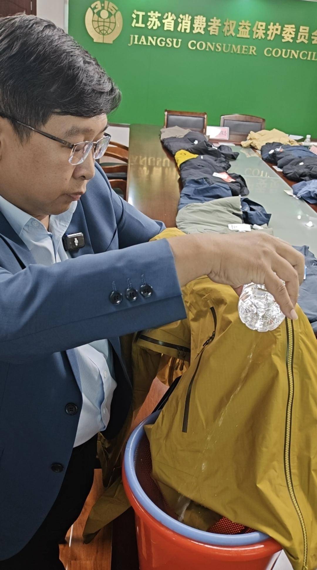 注意！冲锋衣40款里3款“不防水”<strong></p>
<p>阳春房产资讯网</strong>，教你一招在家也能测