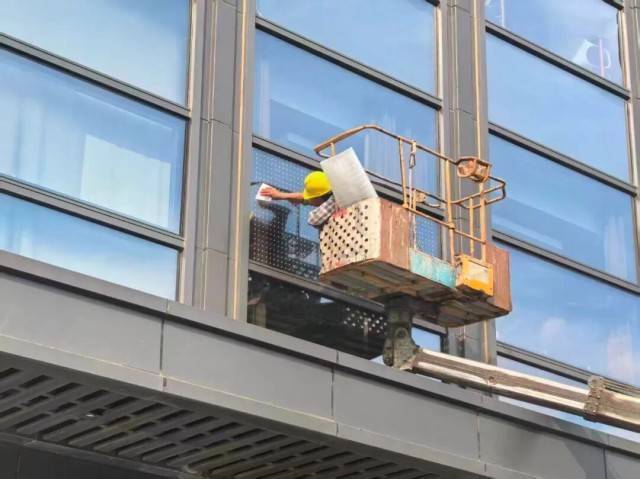 北京一座大厦楼下躺了14只鸟<strong></p>
<p>凤凰卫视资讯台节目表</strong>，12只已死亡！元凶竟是玻璃