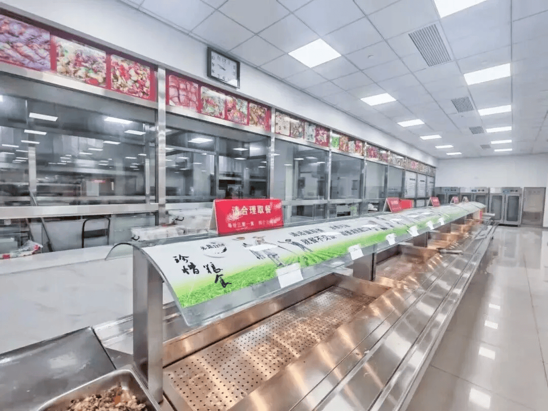 多地宣布：国庆期间机关食堂向社会开放<strong></p>
<p>凤凰卫视资讯台节目表</strong>，有食堂4菜1汤15元，可订桌席