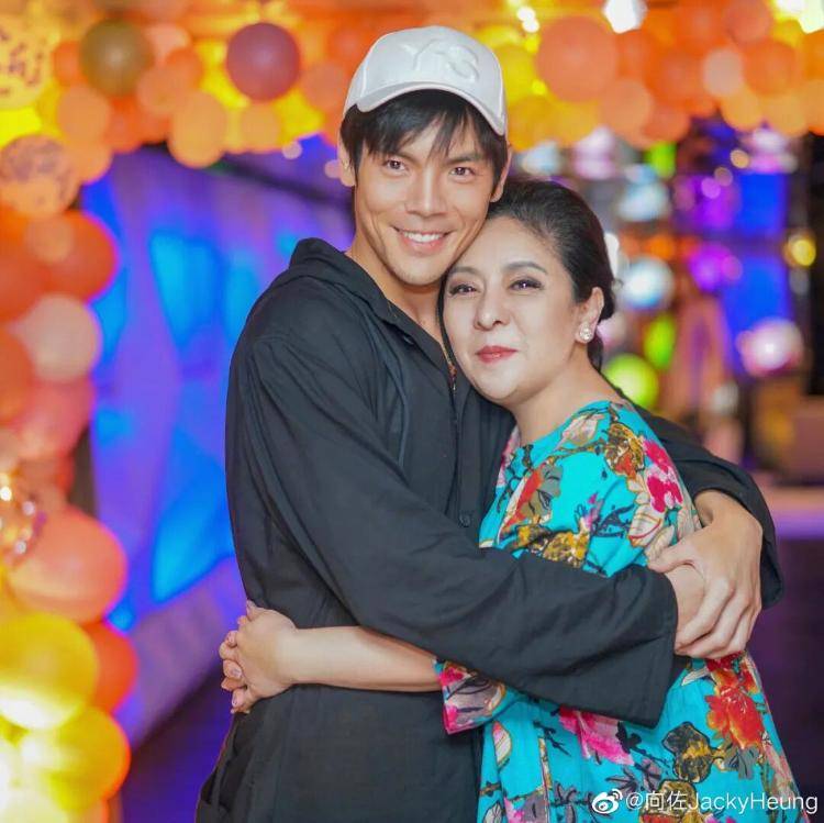 向太回应“向家破产”传闻：珠宝、豪宅都在<strong></p>
<p>凤凰卫视资讯台节目表</strong>，还养着1000多名员工；向佐力挺：说话的人请有点底线