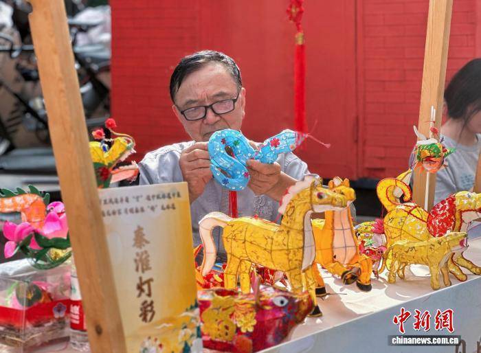 “侨”见非遗:华裔大学生南京秦淮体验非遗魅力