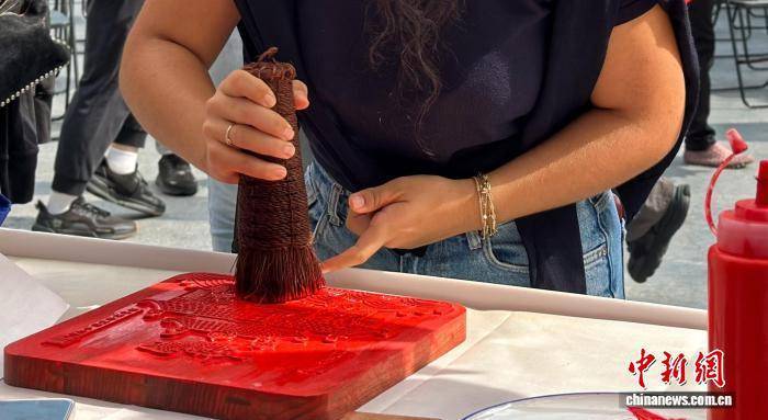 “侨”见非遗:华裔大学生南京秦淮体验非遗魅力