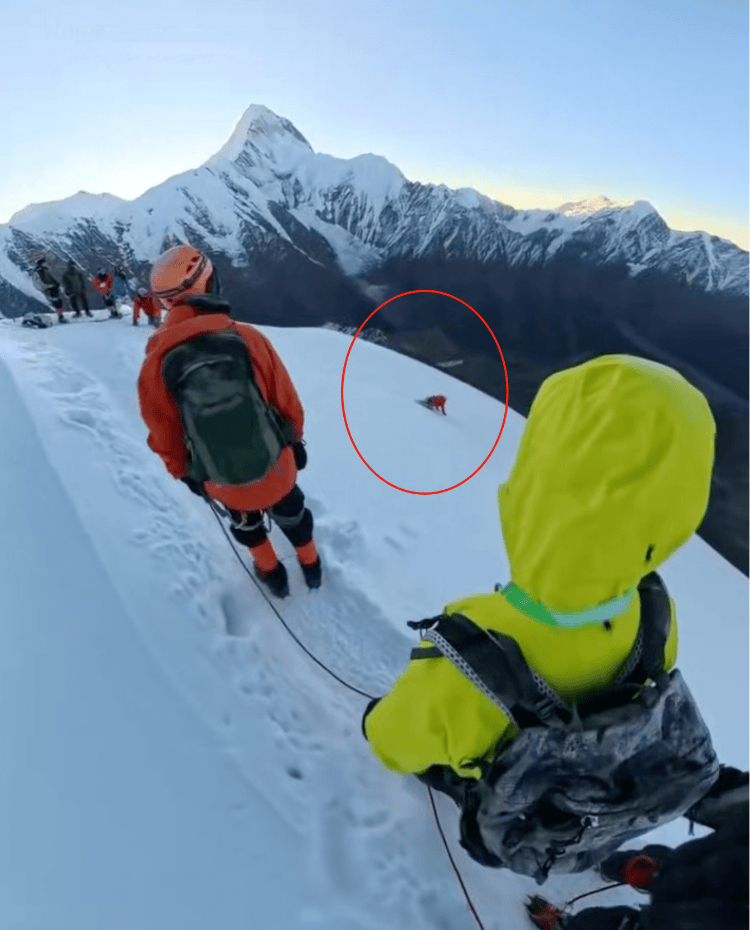 海拔5588米雪山上男子滑坠遇难 亲人：<strong></p>
<p>凤凰卫视资讯台节目表</strong>他解开安全绳给同行游客拍照被冰爪绊倒