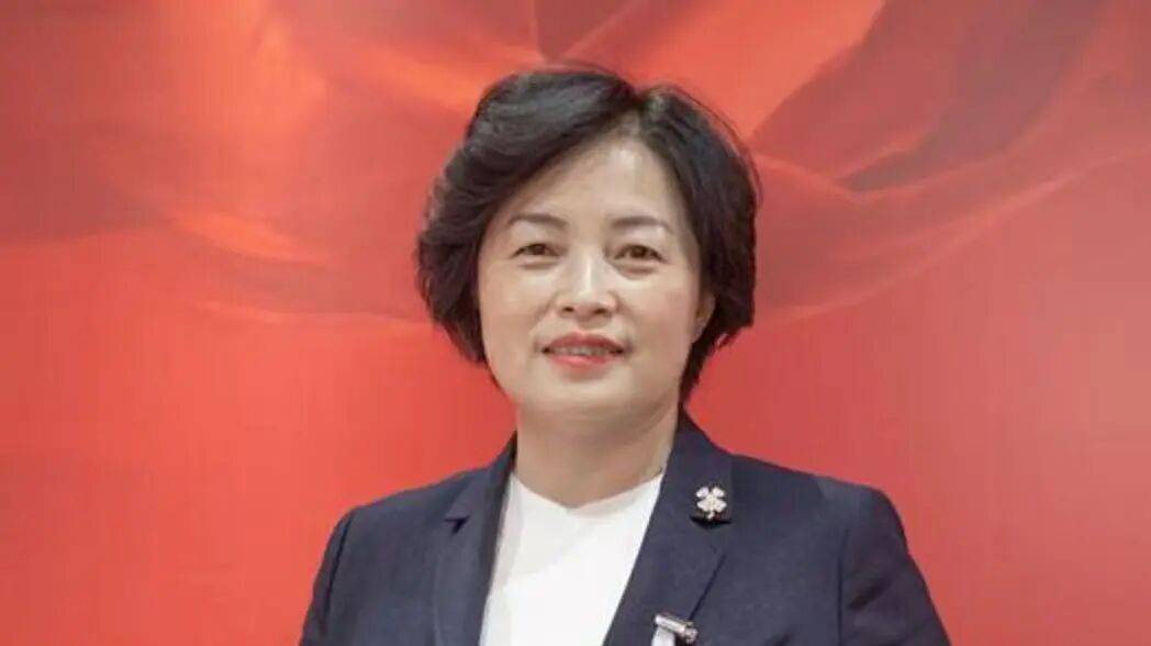 崔国静<strong></p>
<p>凤凰卫视资讯台节目表</strong>，多次收受下属、老板送的现金、消费卡、名牌女包、化妆品、保健品、高档白酒