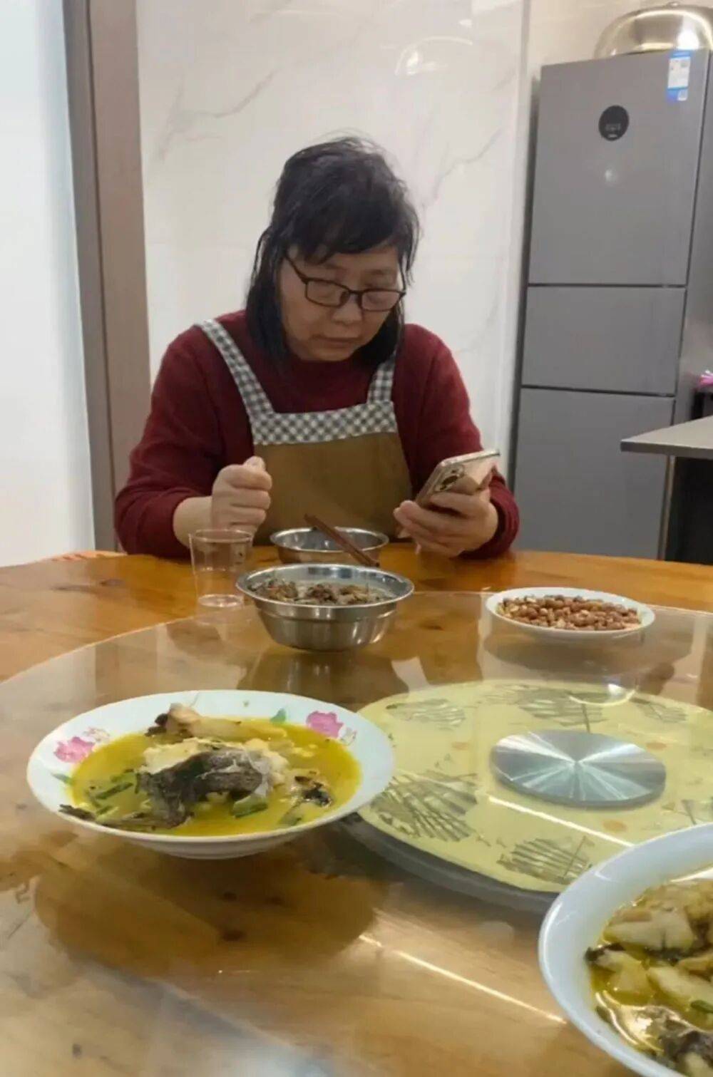 “看到妈妈46个未接来电<strong></p>
<p>凤凰卫视资讯台节目表</strong>，心像被重锤击中”