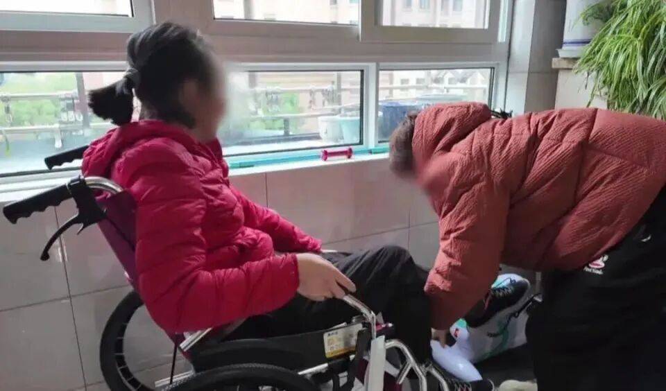 28岁妻子突发罕见病全身瘫痪<strong></p>
<p>中国投资资讯网007</strong>，丈夫哄骗卖婚房携款失踪，检方强势介入