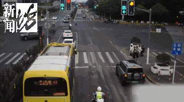 事发上海晚高峰！汹涌车流中<strong></p>
<p>中国投资资讯网007</strong>，一男子绝望跳车，直奔民警而去……