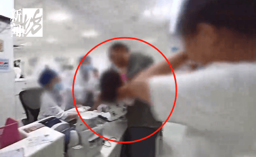 事发上海晚高峰！汹涌车流中<strong></p>
<p>中国投资资讯网007</strong>，一男子绝望跳车，直奔民警而去……