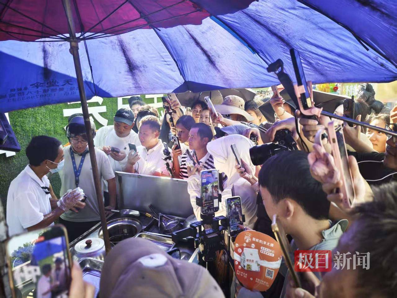 对话鸡排哥李俊永：爆火后每天一二十个镜头对着我，未来不考虑直播带货，更愿意和顾客待在一起