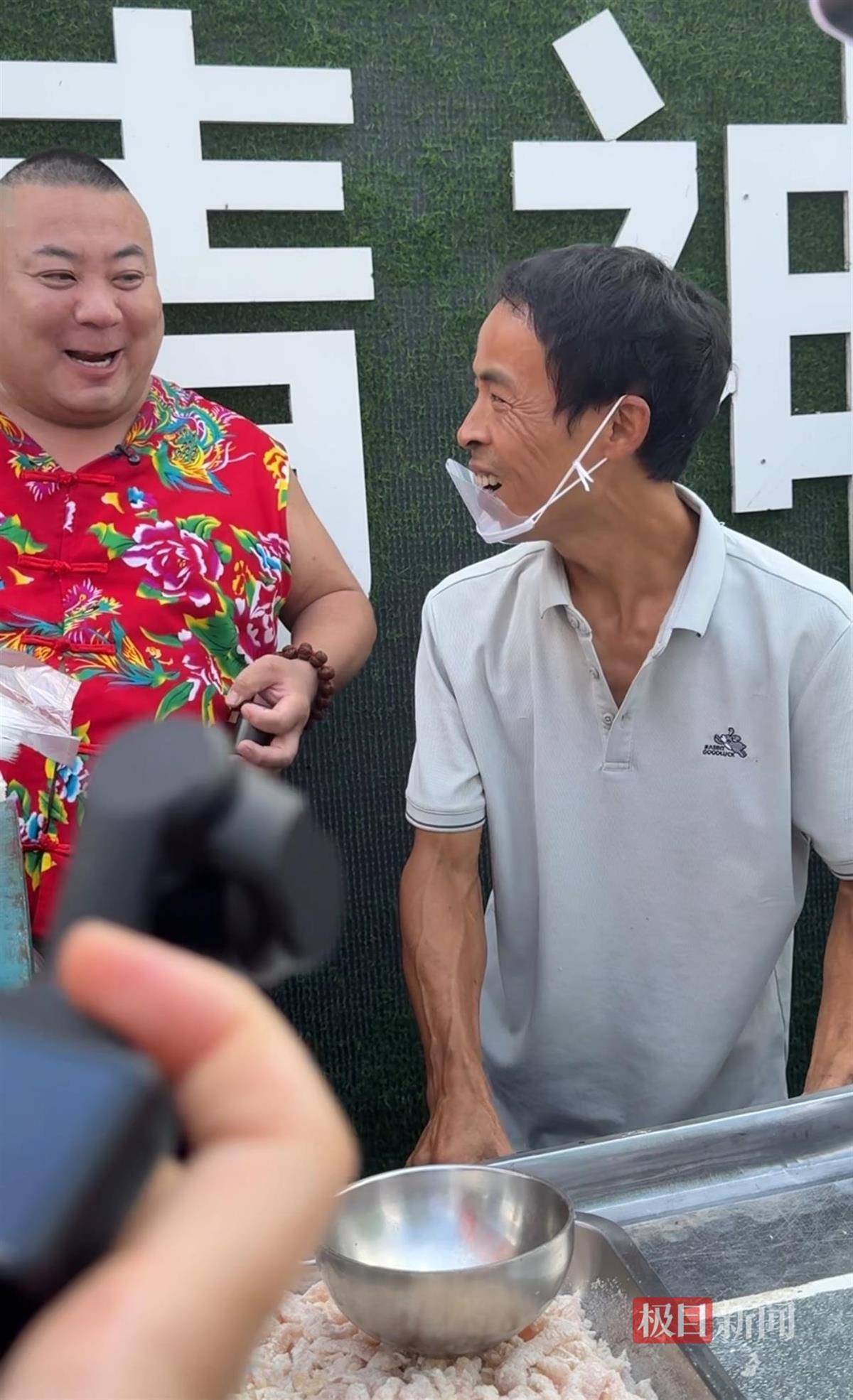 对话鸡排哥李俊永：爆火后每天一二十个镜头对着我<strong></p>
<p>中国投资资讯网007</strong>，未来不考虑直播带货，更愿意和顾客待在一起