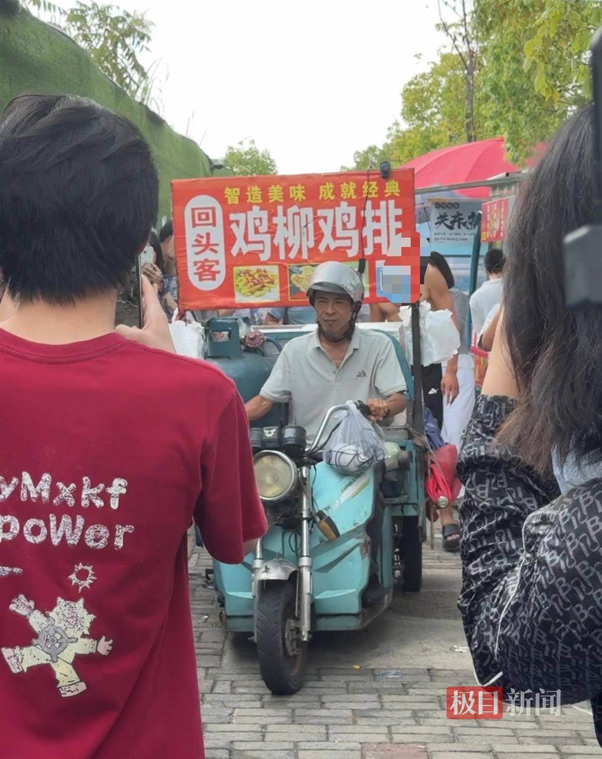 对话鸡排哥李俊永：爆火后每天一二十个镜头对着我<strong></p>
<p>中国投资资讯网007</strong>，未来不考虑直播带货，更愿意和顾客待在一起