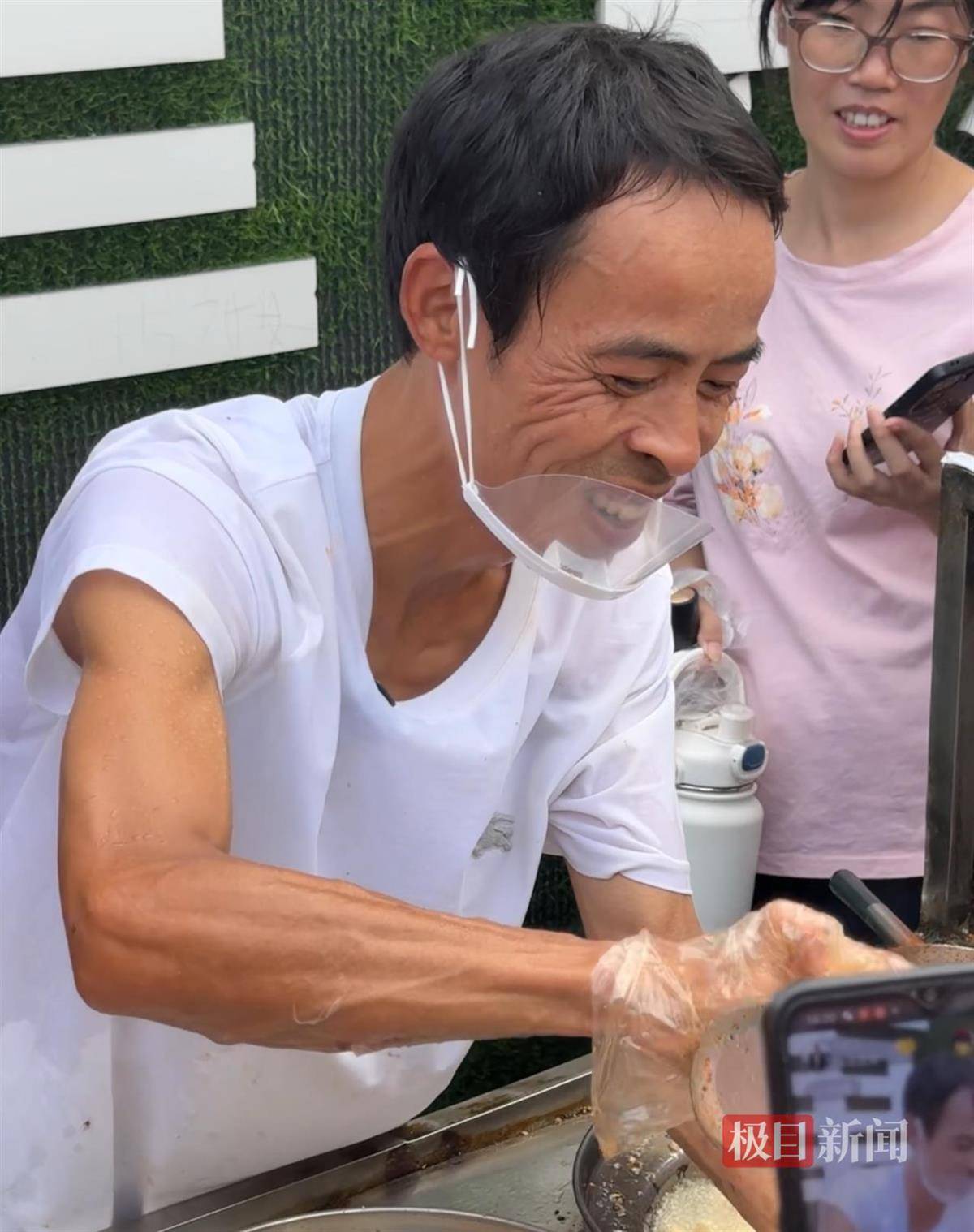 对话鸡排哥李俊永：爆火后每天一二十个镜头对着我<strong></p>
<p>中国投资资讯网007</strong>，未来不考虑直播带货，更愿意和顾客待在一起