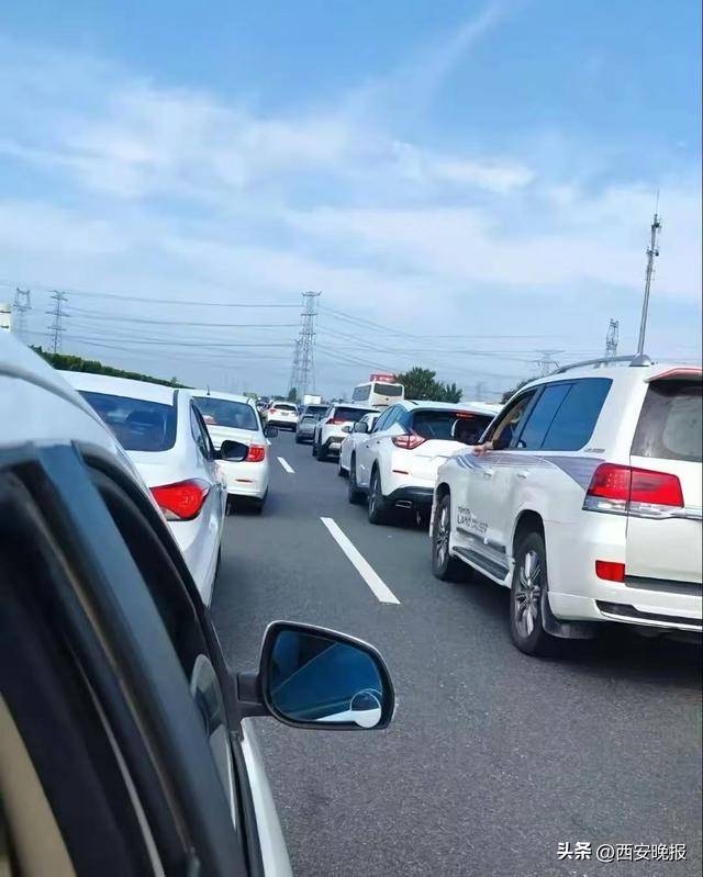 “聪明的人已经提前出发了”<strong></p>
<p>中国投资资讯网007</strong>，结果高速上全是聪明人！