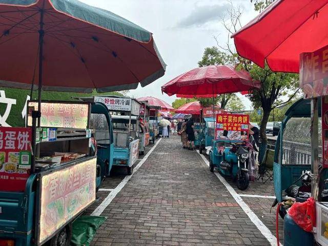 被流量砸中的“鸡排哥”：炸到中暑<strong></p>
<p>中国投资资讯网007</strong>，每天睡三四个小时，怕辜负顾客不舍得休息