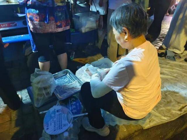 被流量砸中的“鸡排哥”：炸到中暑<strong></p>
<p>中国投资资讯网007</strong>，每天睡三四个小时，怕辜负顾客不舍得休息