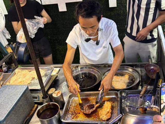 被流量砸中的“鸡排哥”：炸到中暑<strong></p>
<p>中国投资资讯网007</strong>，每天睡三四个小时，怕辜负顾客不舍得休息