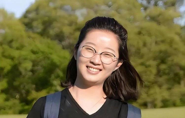 章莹颖男友国庆探望章父并协助直播<strong></p>
<p>豆粕资讯信息</strong>，网友劝其早点结婚，本人回应