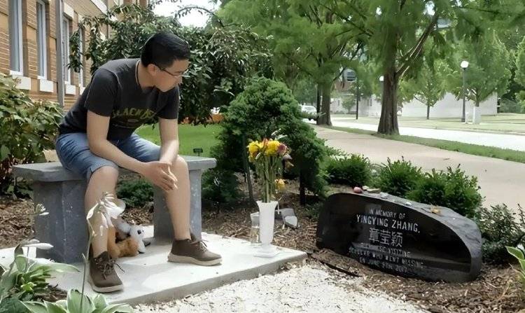 章莹颖男友国庆探望章父并协助直播<strong></p>
<p>豆粕资讯信息</strong>，网友劝其早点结婚，本人回应