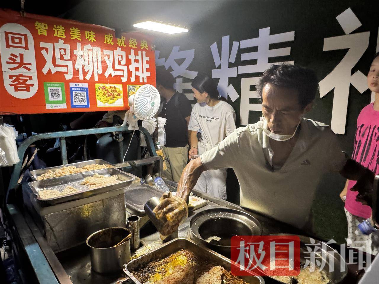 “鸡排哥”赚得盆满钵满购置多套房产？当事人幽默回应：还没到一个亿<strong></p>
<p>豆粕资讯信息</strong>，你多来，我才能多卖2份