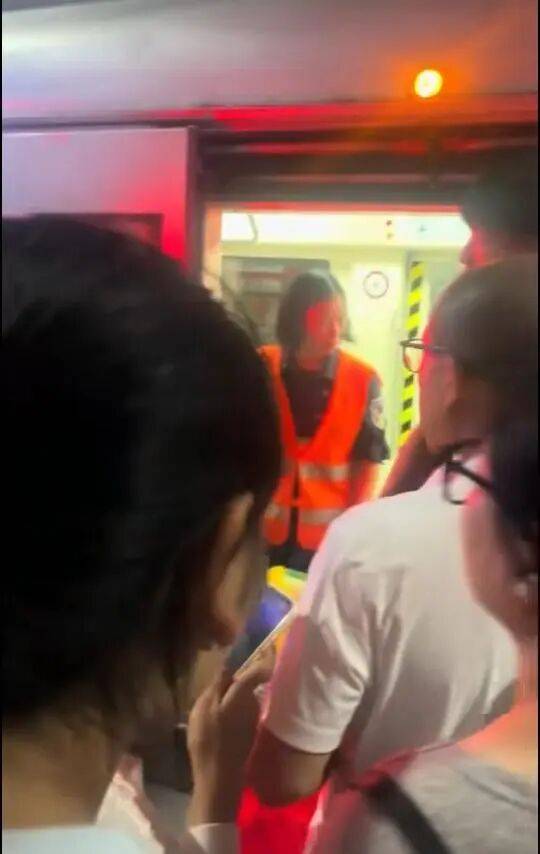 大连地铁发生故障停运一小时<strong></p>
<p>豆粕资讯信息</strong>，目击者称看到120和警车，工作人员否认列车和人相撞，故障原因在落实中