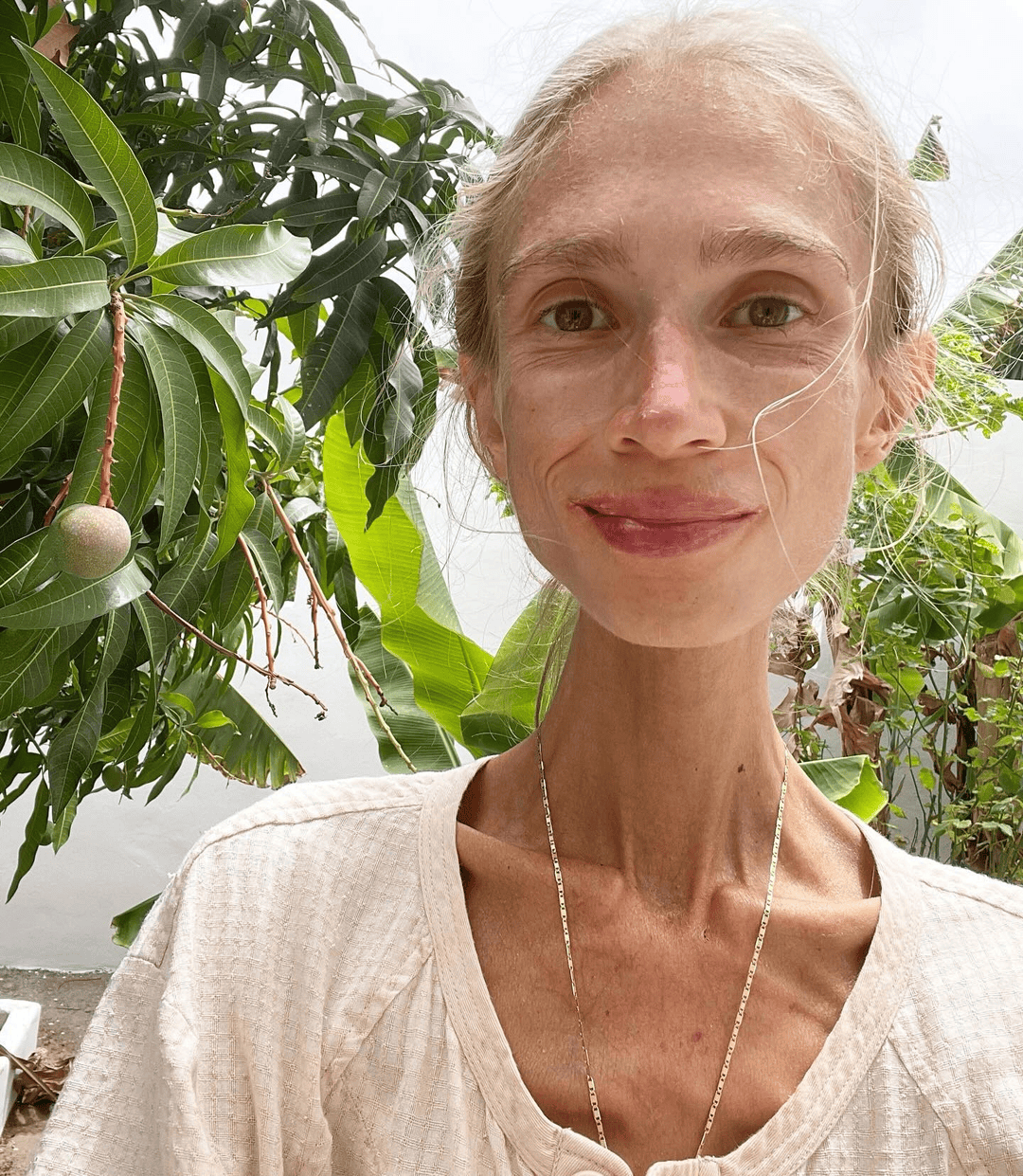 坚持只吃水果8年<strong></p>
<p>香港赛冯资讯</strong>，27岁波兰女子巴厘岛酒店去世：体重仅22公斤，指甲变黄牙齿腐烂